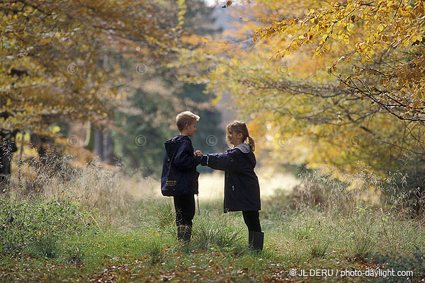 enfants dans les bois - children in a forest